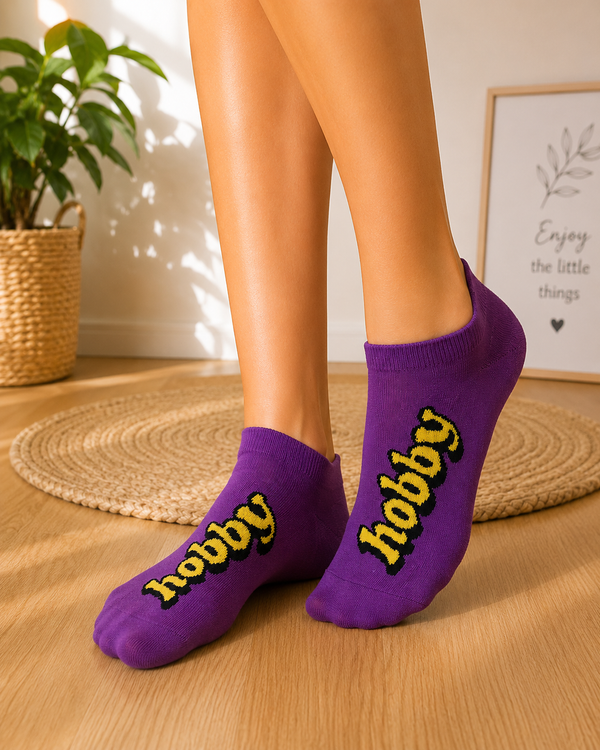 Purple ankle socks with yellow Hobby statement design
